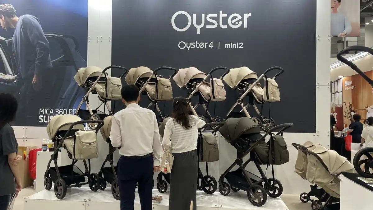 오이스터 유모차를 나란히 세워 둔 부스