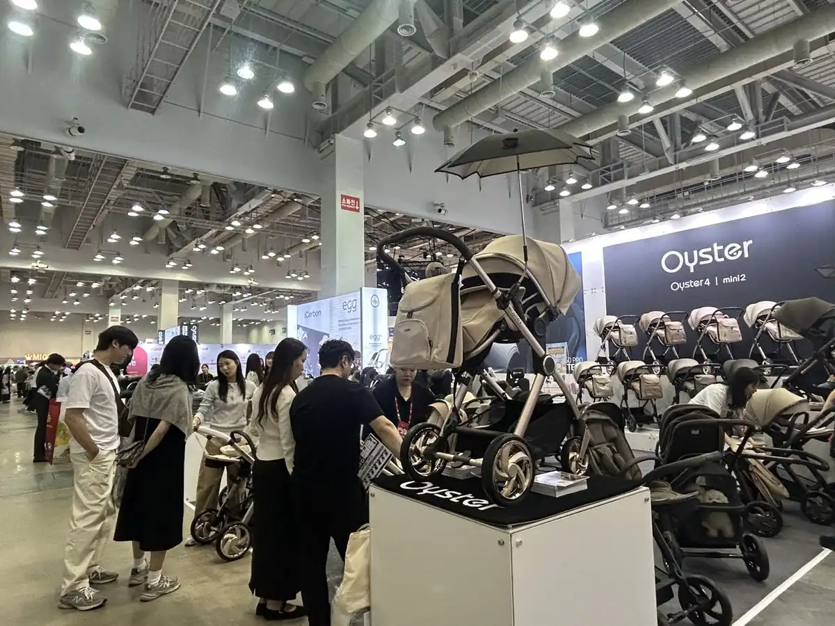 유모차 부스가 통로를 따라 이어진 전시장 전경