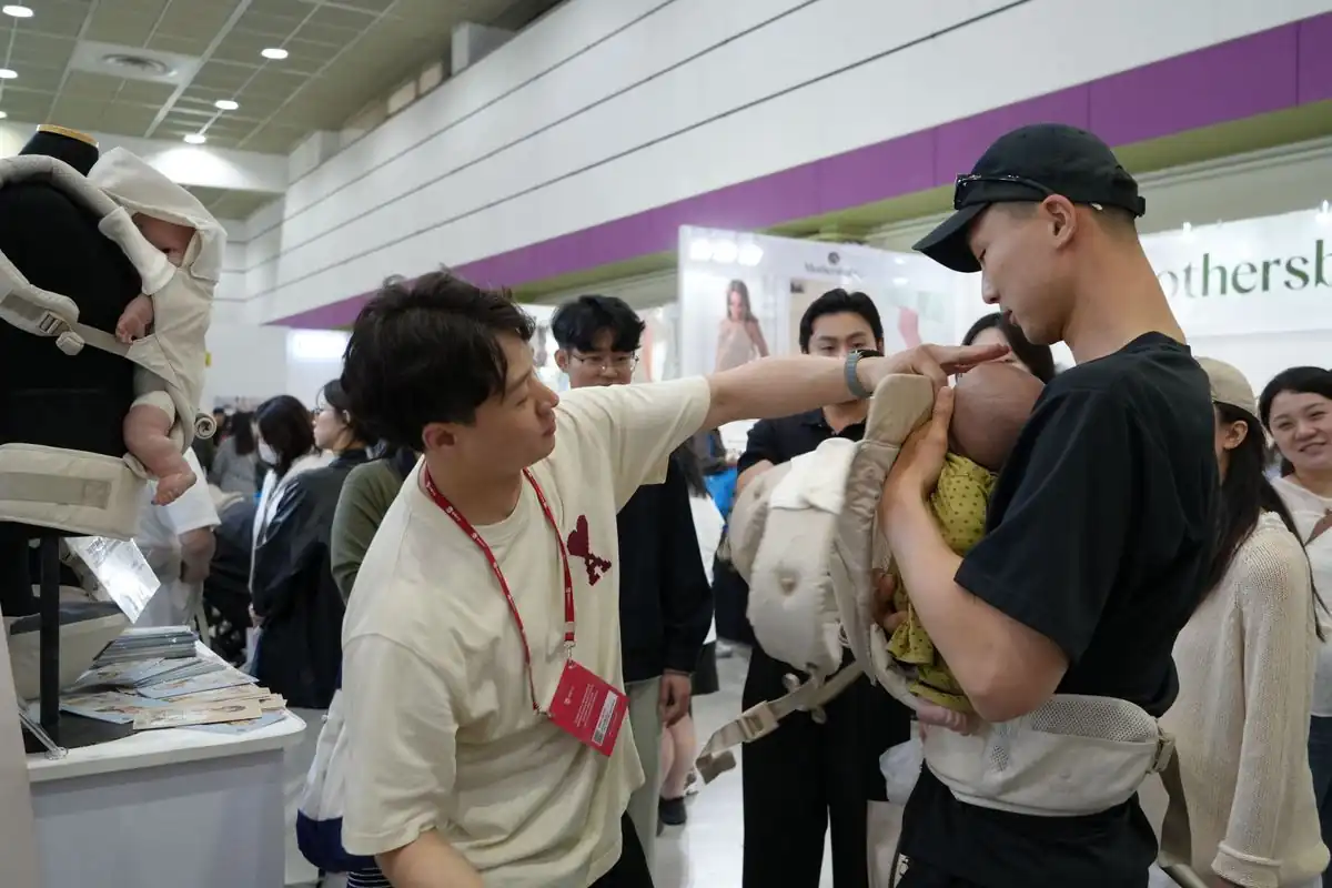 아기띠를 직접 착용해보도록 도와주는 부스