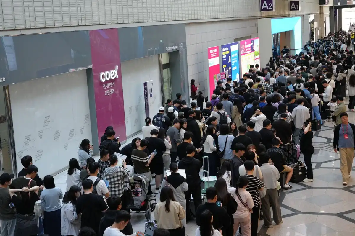 코엑스 표지판이 보이는 행사장 입구 전경