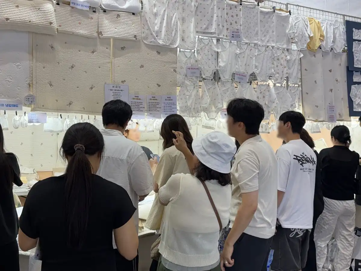 아기 침구를 걸어놓고 고르는 부스