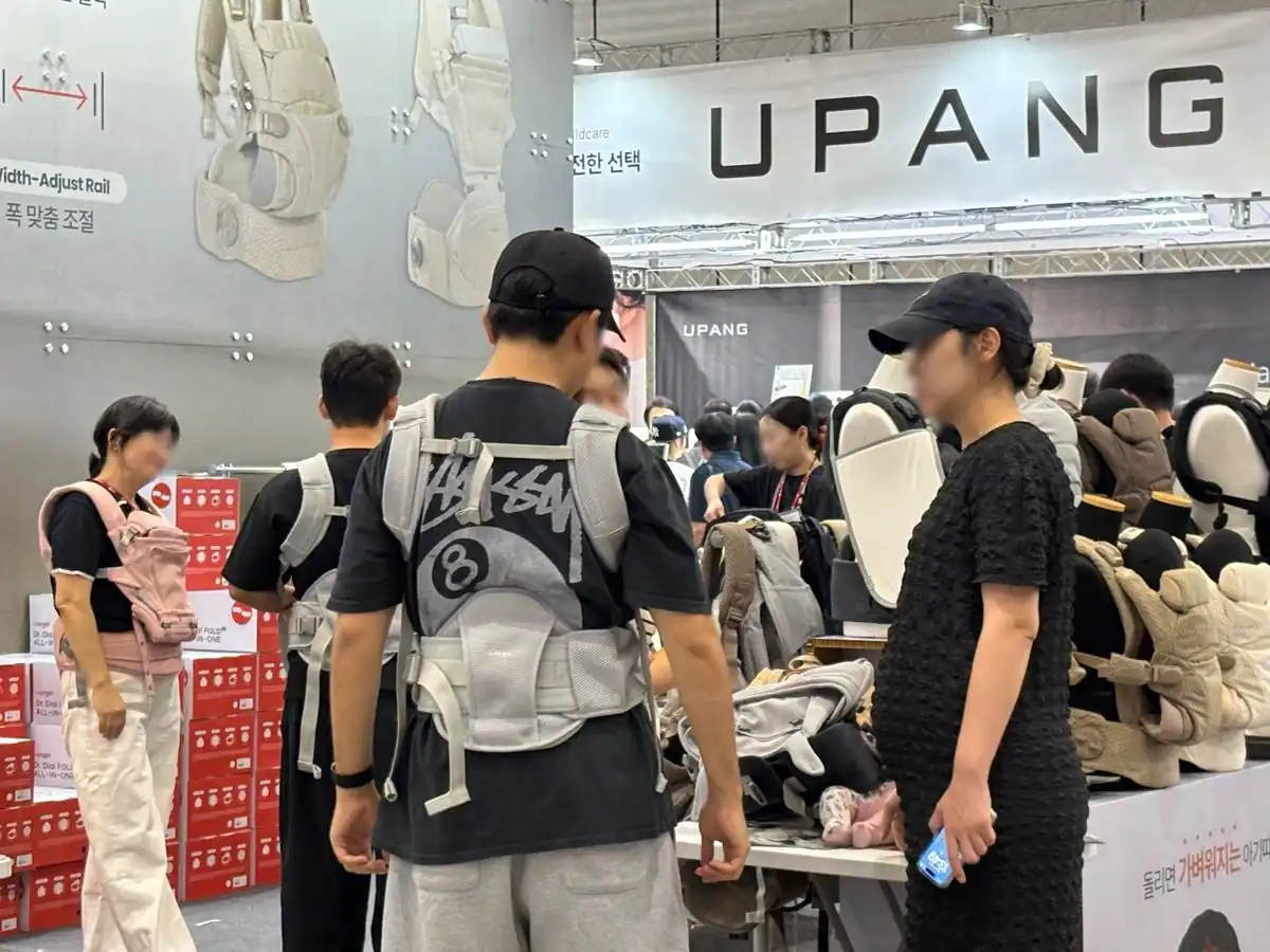 아기띠를 직접 착용해보는 방문객