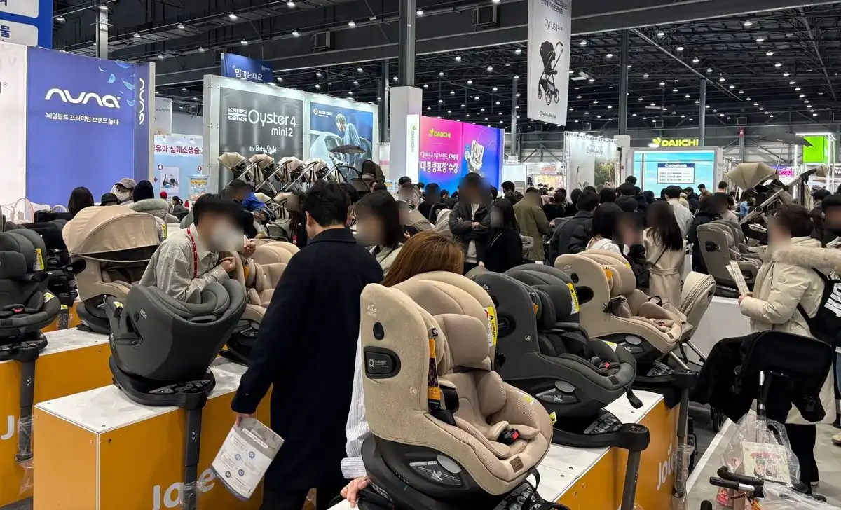 카시트를 직접 만져보며 상담받는 방문객