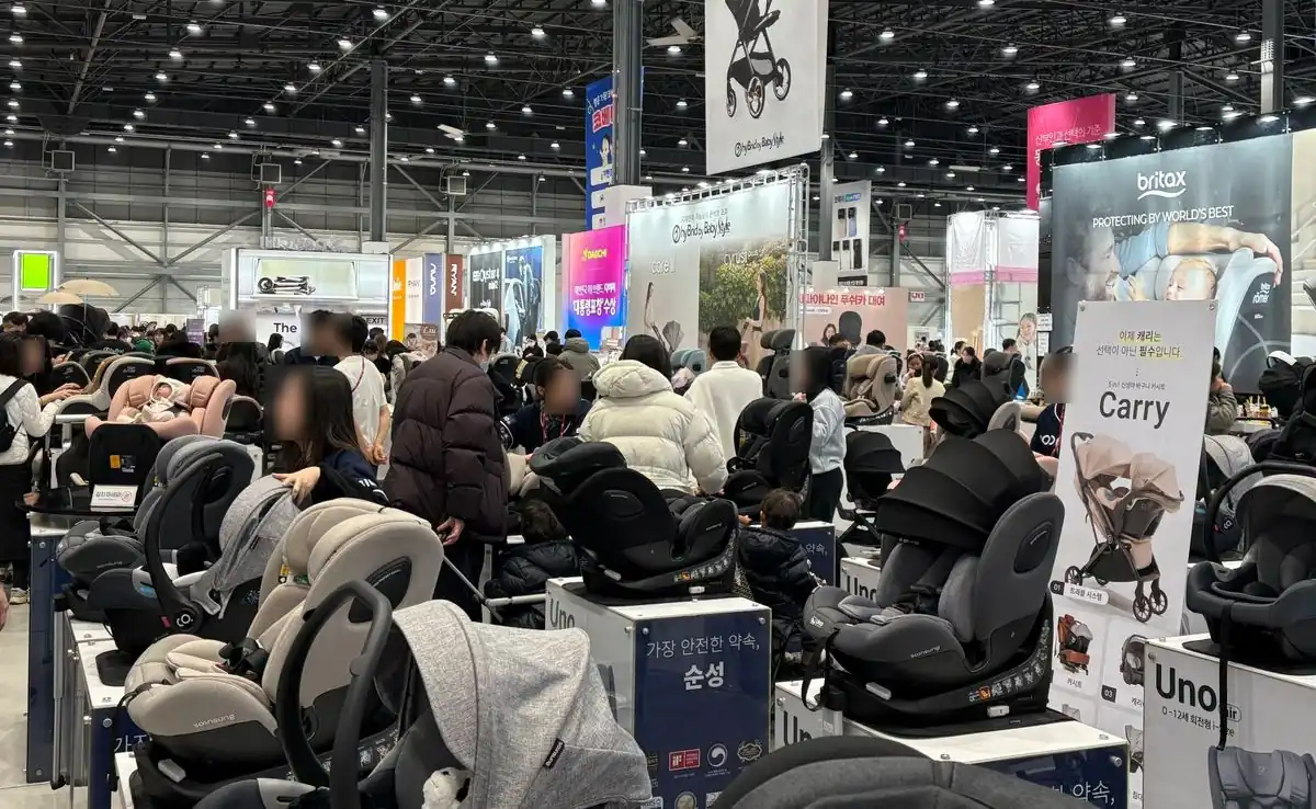 카시트를 실물로 늘어놓은 부스