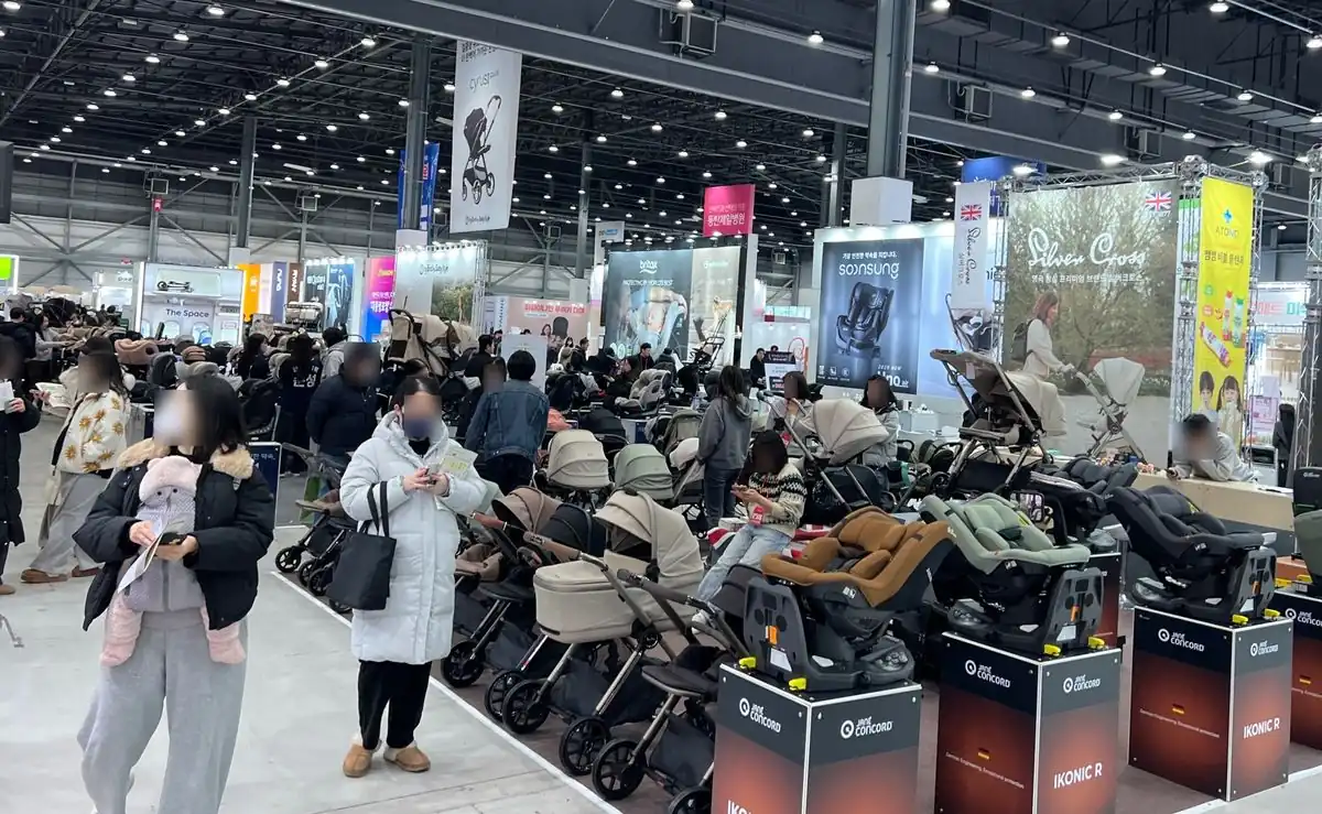 전시장 통로를 가득 채운 유모차 부스 전경