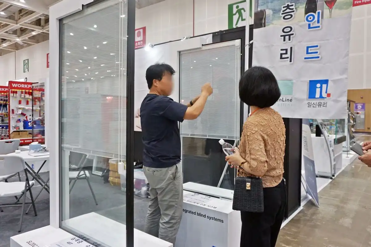 유리와 중문 시공 사례를 세워둔 부스