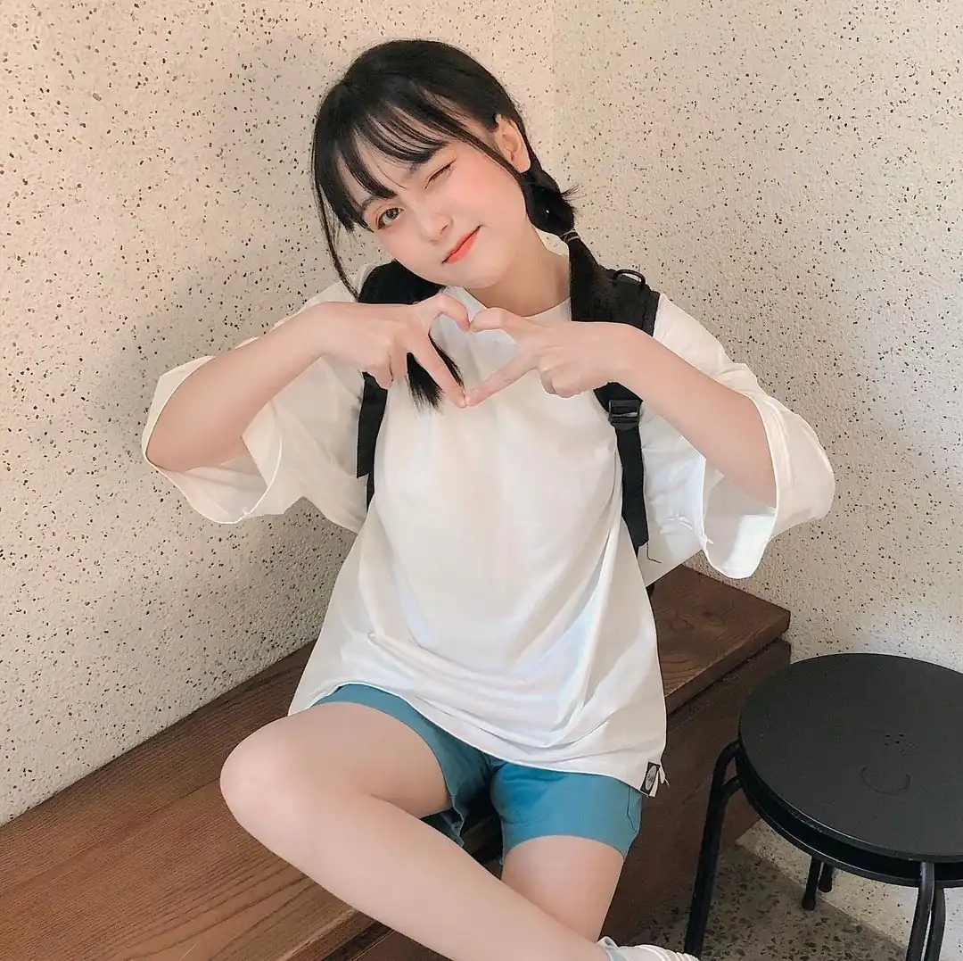 카페에서 하트 포즈를 취한 데이톡 회원 프로필 사진