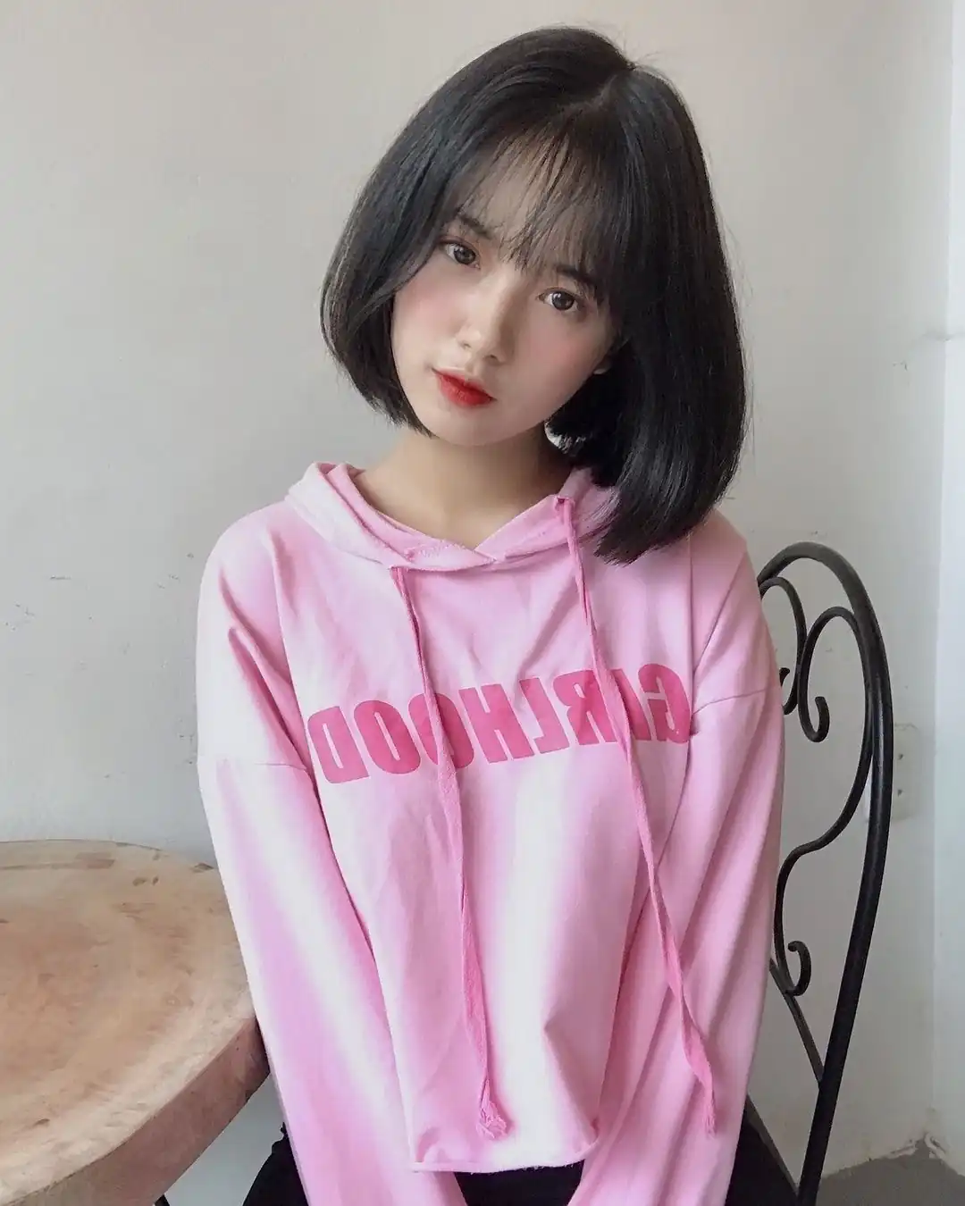 데이톡 회원 프로필 사진 — 분홍 후드