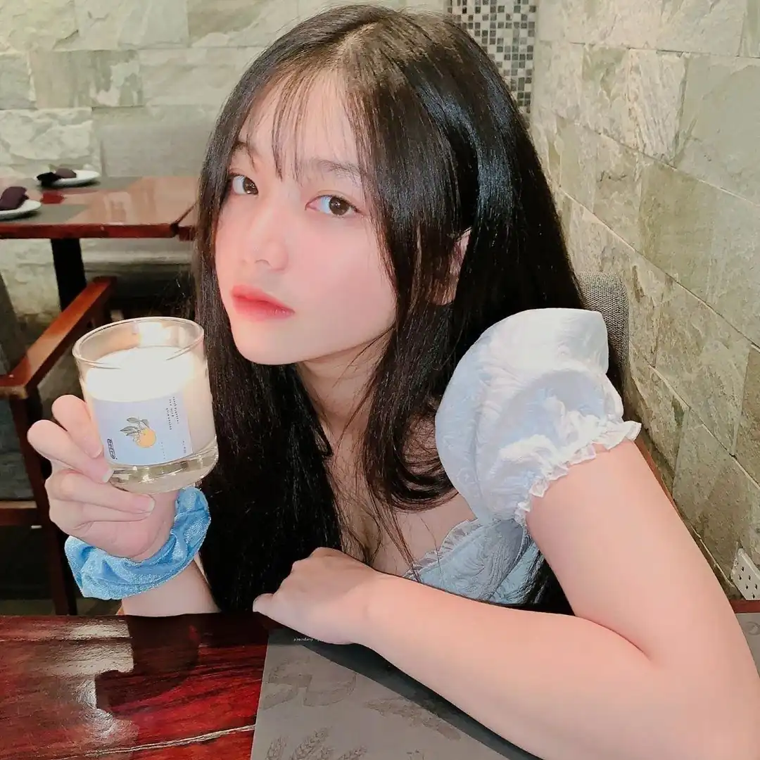 카페에 앉아 있는 케이메이트 해외 회원 프로필 사진