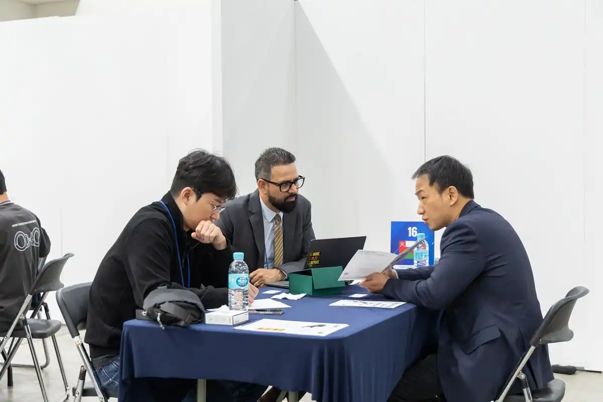 해외 바이어와 1:1 상담 중인 참가기업