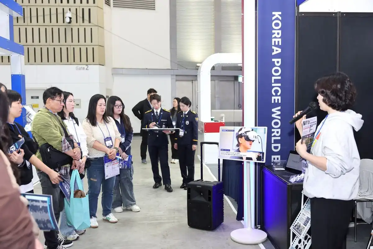KOREA POLICE WORLD EXPO 부스를 둘러보는 방문객들