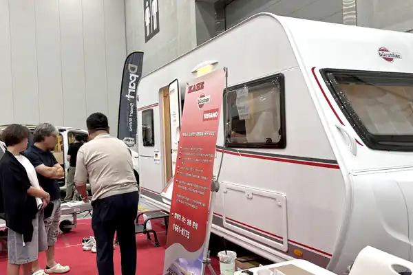 카라반 부스 앞에 모인 관람객